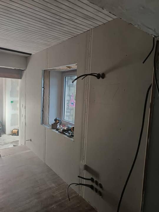 Électricité en Normandie : passage des gaines et sorties de câbles dans une cloison, préparation des prises et points lumineux.