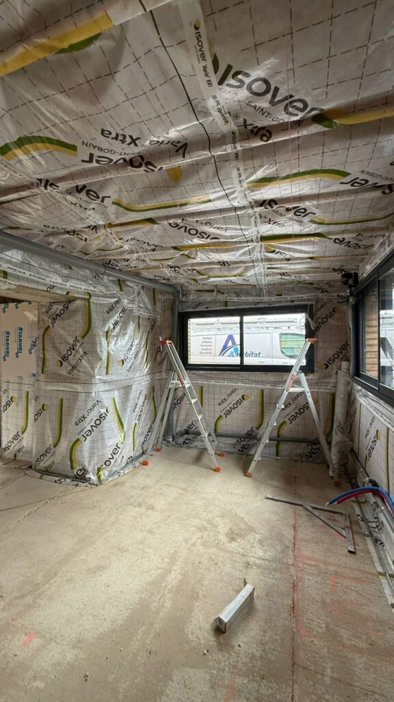 Rénovation intérieure en Normandie : isolation intérieure posée avant doublage placo, pour améliorer le confort thermique de la pièce.