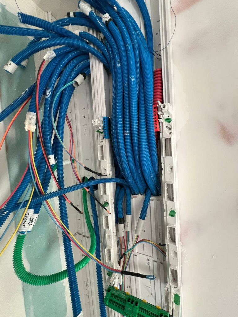 Tableau électrique en cours de raccordement par AJL HABITAT, travaux d’électricité et rénovation en Normandie (secteur Thury-Harcourt-le-Hom, Caen)