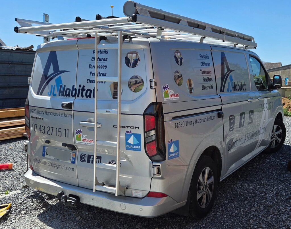 Contact AJL HABITAT Normandie : camion atelier avec logo, prêt pour interventions menuiserie, rénovation, électricité et isolation.