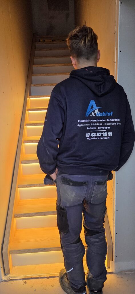 Menuiserie extérieure en Normandie : artisan AJL Habitat sur escalier extérieur avec éclairage intégré, pose soignée et finitions propres.