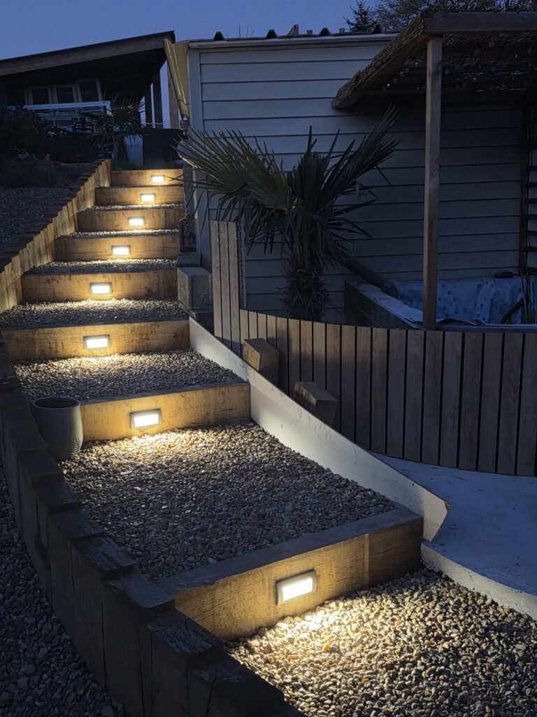 menuiserie extérieure en Normandie : escalier extérieur avec éclairage LED encastré, marches en gravier, pose soignée par AJL HABITAT.