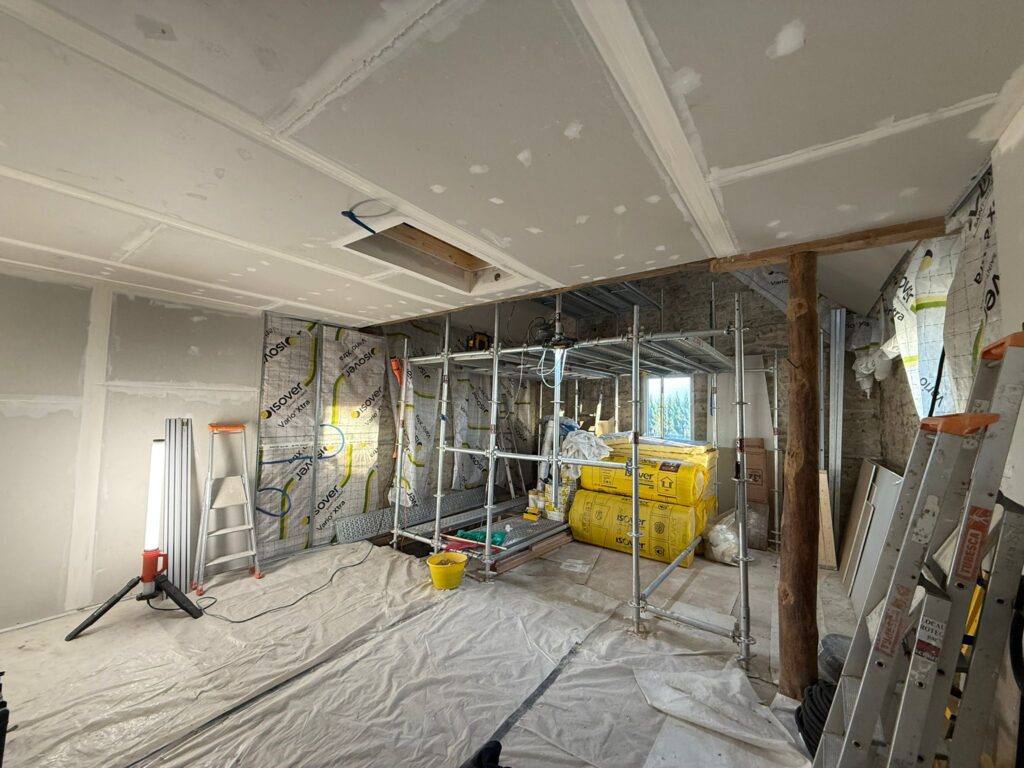 Chantier AJL Habitat en Normandie : rénovation intérieure avec isolation, préparation des murs et finitions soignées (Thury-Harcourt-le-Hom 14220).