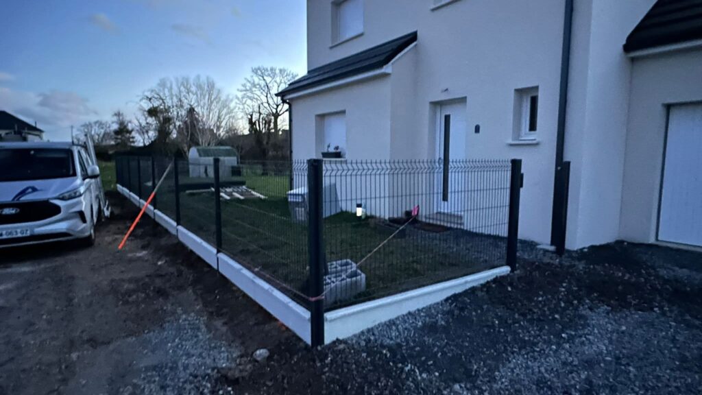 Menuiserie extérieure en Normandie : chantier AJL Habitat avec aménagements et finitions autour de la maison.