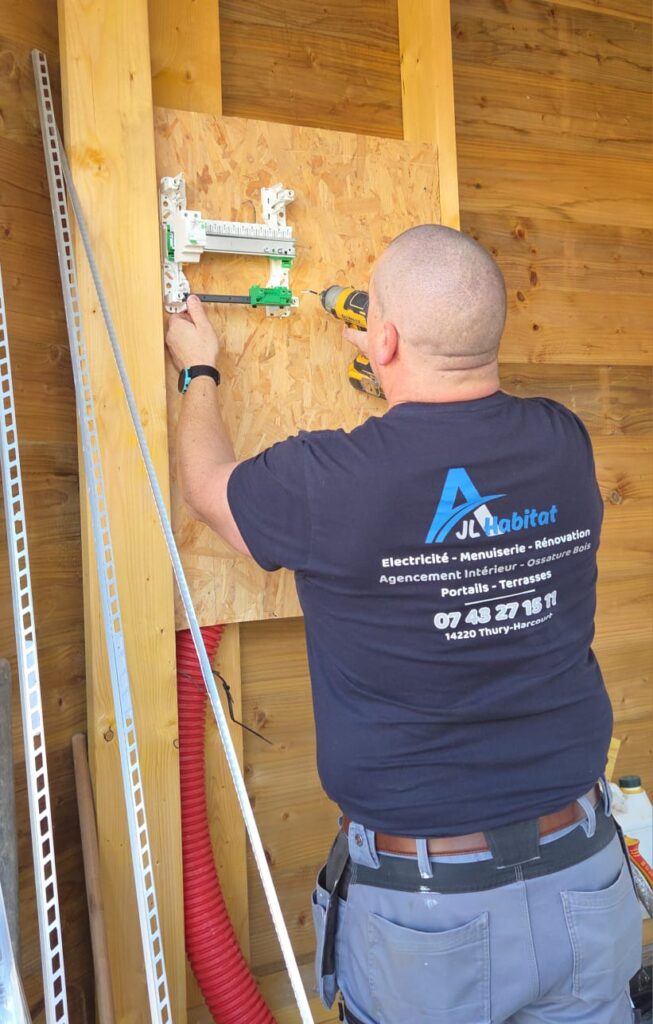 Menuiserie intérieure en Normandie : Johnny AJL Habitat en atelier, préparation et travail du bois pour un aménagement sur mesure.