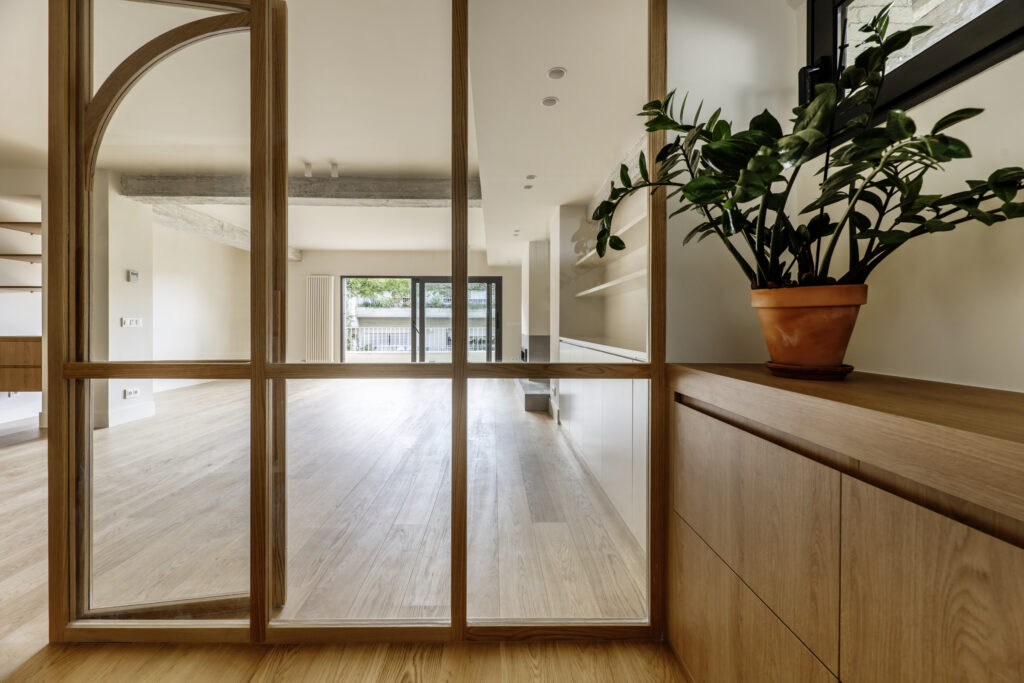 Menuiserie intérieure en Normandie : verrière intérieure style atelier et cloison bois, séparation lumineuse et finitions propres.