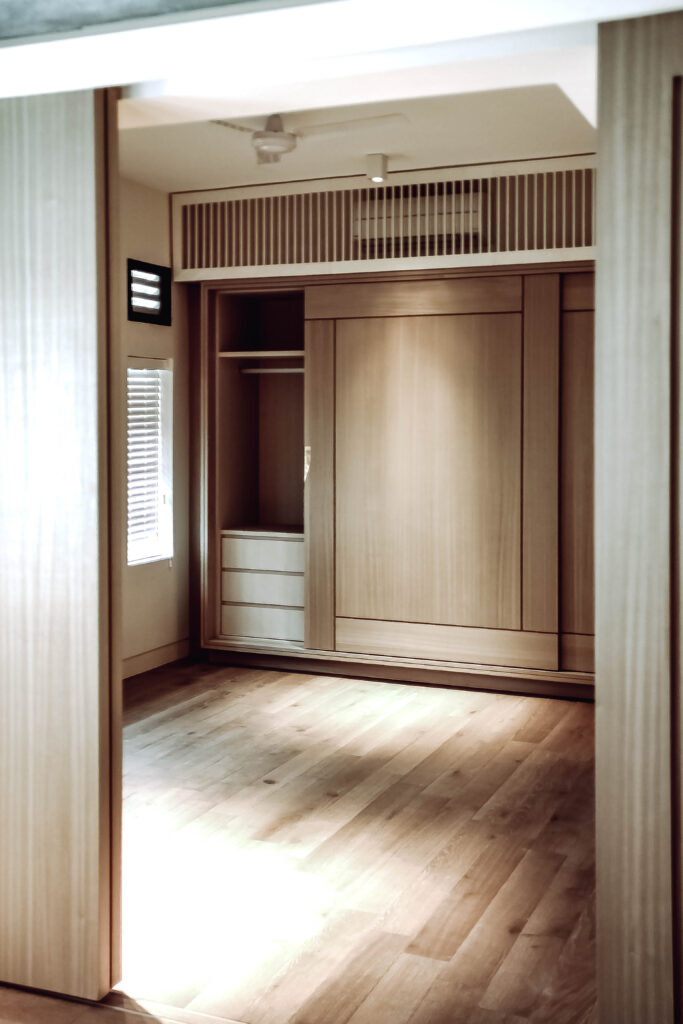 Menuiserie intérieure en Normandie : dressing sur mesure avec portes coulissantes, rangements intégrés et finitions soignées – AJL HABITAT