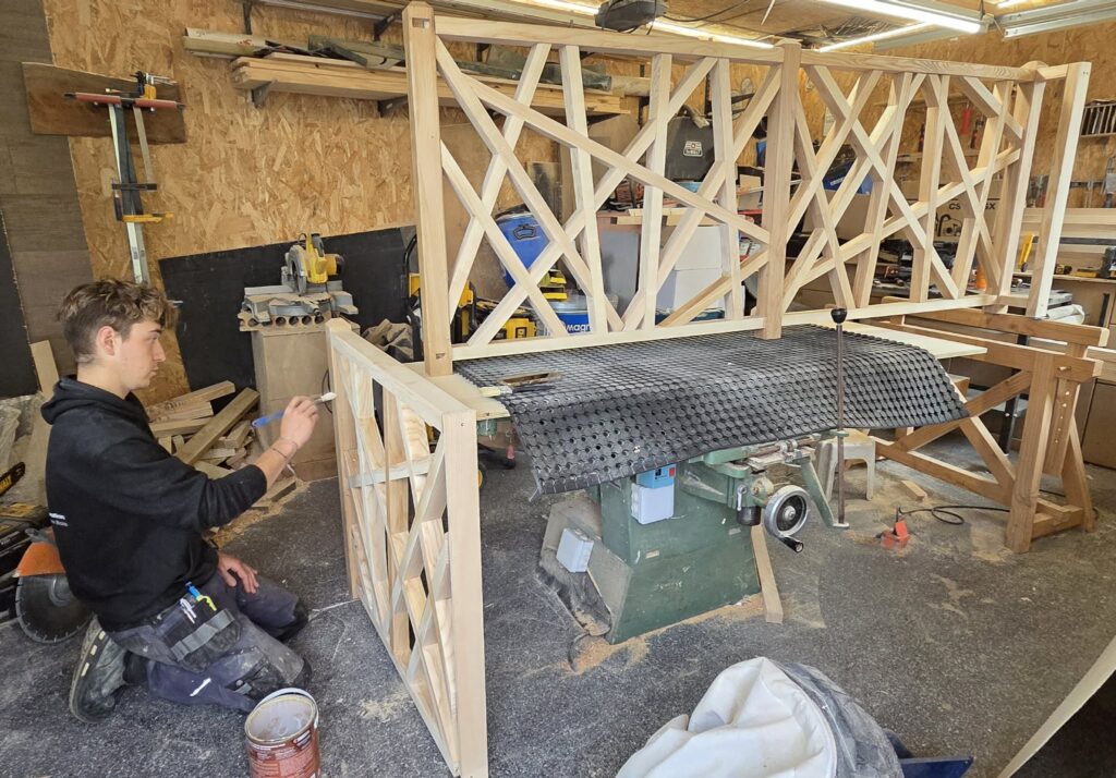 Installation de claustra bois sur mesure à Thury-Harcourt-le-Hom - Photo 2