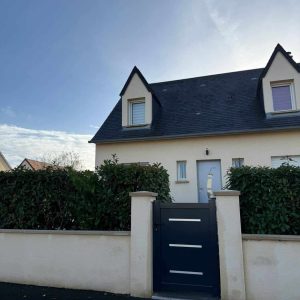 pose d’un portail aluminium anthracite devant une maison individuelle
