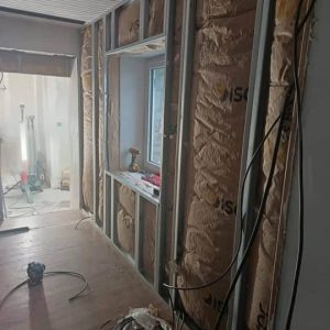 Électricité en Normandie : intégration des réseaux électriques dans cloisons, rénovation avant pose des finitions.