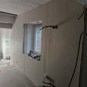 Électricité en Normandie : passage de câbles dans une maison en rénovation, préparation des raccordements et mises aux normes.