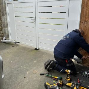 Menuiserie extérieure en Normandie : pose d’un portillon aluminium, ajustement des fixations et finitions sur chantier.