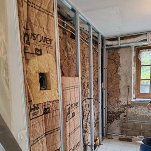 Rénovation intérieure en Normandie : ossature métallique et isolation posées avant la fermeture en placo.