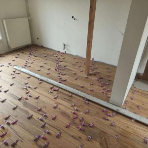 Rénovation intérieure en Normandie : préparation du sol avant pose parquet et finitions