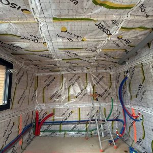 Rénovation intérieure en Normandie : isolation et réseaux techniques avant pose du placo sur chantier AJL Habitat