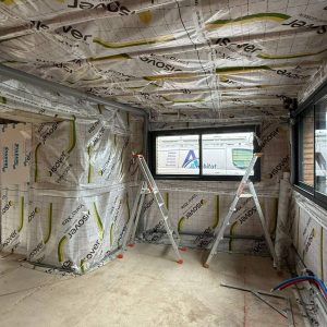 Rénovation intérieure en Normandie : isolation intérieure posée avant doublage placo, pour améliorer le confort thermique de la pièce.