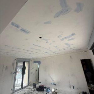 Électricité en Normandie : travaux de rénovation intérieure avec plafonds en placo en cours et passage des gaines électriques.