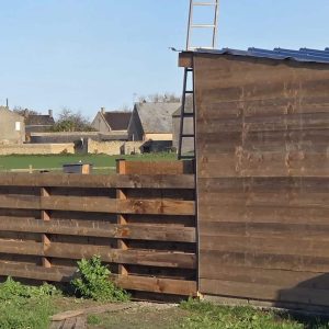 ossature bois en Normandie – structure bois et bardage extérieur en cours de pose pour aménagement ou abri