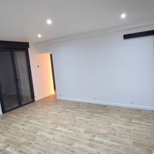Menuiserie intérieure en Normandie : rénovation intérieure d’une pièce avec sol posé et finitions propres, aménagement réalisé par AJL HABITAT.
