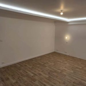 Rénovation intérieure en Normandie : pièce rénovée avec finitions soignées, éclairages et sol posé.