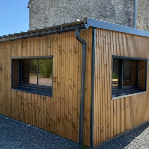 Nos réalisations menuiserie et rénovation en ossature bois en Normandie : abri de jardin en bois, structure et bardage posés, menuiserie extérieure AJL Habitat.