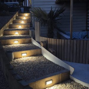 menuiserie extérieure en Normandie : escalier extérieur avec éclairage LED encastré, marches en gravier, pose soignée par AJL HABITAT.