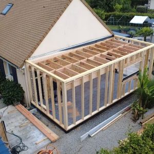 Ossature bois en Normandie : extension de maison en cours, charpente et murs ossature bois réalisés par AJL Habitat