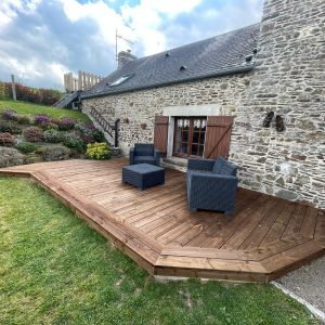 Menuiserie extérieure en Normandie : terrasse bois posée par AJL HABITAT, avec lames et finitions soignées.