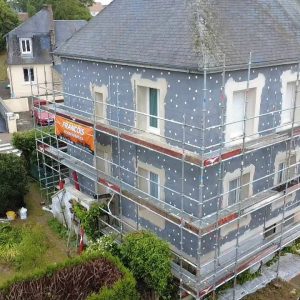 Isolation extérieure en Normandie : maison sous échafaudage, pose d’ITE et préparation des façades.